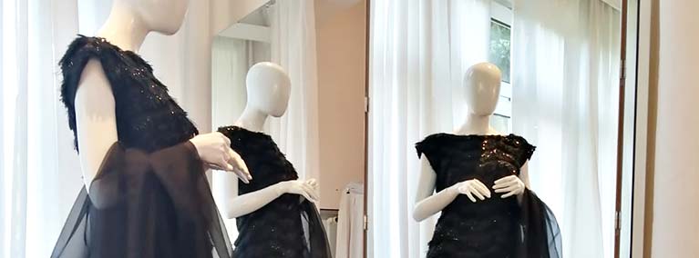 Schaufensterpuppen im Maßgeschneiderten Dress vor dem Spiegel